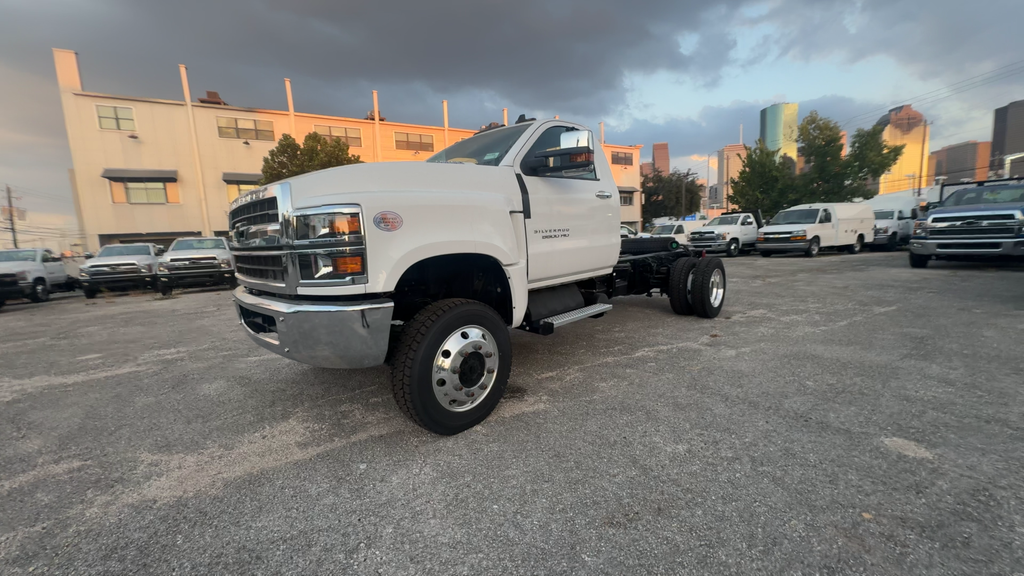 2024 Chevrolet Silverado MD LT